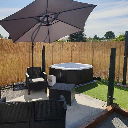 Beau Logement Avec Terrasse, Jacuzzi Et Terrain De Petanque Privatif A 5 Minutes De La Plage Однж Екстер'єр фото